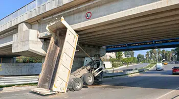 Adana'da seyir halindeki ASKİ kamyonunun damperi köprüye takıldı