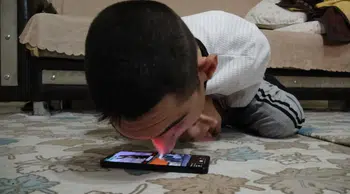 Telefonu burnuyla kullanıyor : Osman'ın azmi görenleri şaşırtıyor