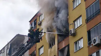 Denizli'de 7 katlı apartmanda yangın : 1'i yatalak hasta 2 kişi hastaneye kaldırıldı