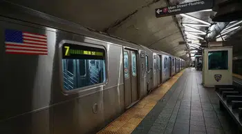 New York metrosunda çantası tren kapısına sıkışan yolcu rayların altında kalarak öldü