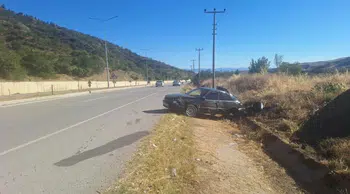 Çorum'da otomobil su kanalına çarptı : 2'si çocuk 4 yaralı