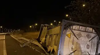 Havsa'da kimyasal madde yüklü tır devrildi: Sürücü yaralandı