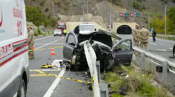Gümüşhane'de Kontrolden Çıkan Otomobil Bariyere Saplandı 1 Ölü, 4 Yaralı