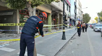 Adıyaman'da ağır hasarlı binadan gelen sesler paniğe neden oldu