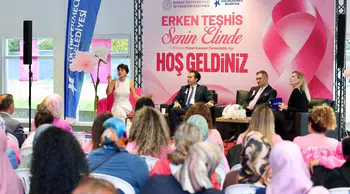 Küçükçekmece’de meme kanserinde farkındalık için kürek çektiler