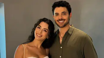 Halit Özgür Sarı ve Özge Yağız yeniden partner oluyor : Tell Me Troy mini dizisi hakkında bilgiler neler?