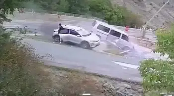 Gümüşhane'de minibüs ile otomobil durağa daldı: 4 yaralı