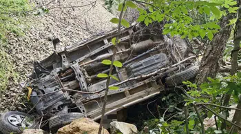Artvin'de araç metrelerce yüksekten uçuruma yuvarlandı: Sürücü öldü