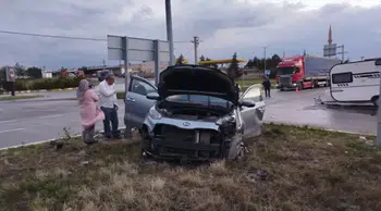 Sivas'ta iki otomobil kavşakta çarpıştı: 2 kişi yaralandı