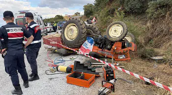 İzmir'de traktör devrildi: Sürücü hayatını kaybetti, eşi yaralandı