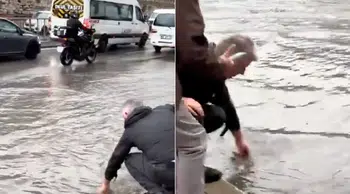 İstanbul'da Şiddetli Sağanak: Tıkanan Gideri Kendi Çabasıyla Açtı
