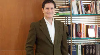 Opr. Dr. Sinan Göker kimdir ve hangi hastanede görev yapıyor?