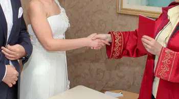 Düğün sezonunda yeni trend: Kiralık nikah memuru uygulaması nedir?