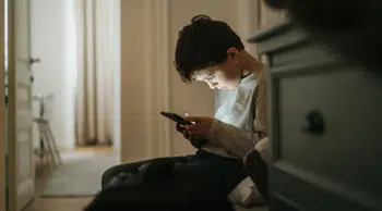 Uzmandan ailelere kritik uyarı! Bu alışkanlık çocukların dikkatini sessizce yok ediyor