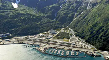 Alaska'nın güneyinde tek bir binada yaşayan 300 kişilik topluluk nasıl hayatını sürdürüyor?