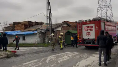 Başakşehir'de 3 katlı binanın çatısında yangın!