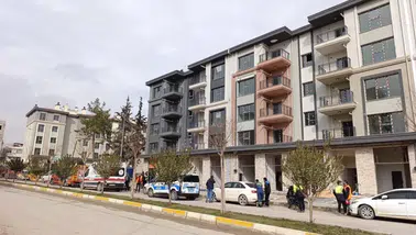 Adıyaman'da 6 aylık maaşlarını alamayan işçiler çatıya çıktı