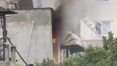 Adana'da yangın : Eşyalar kullanılamaz hale geldi