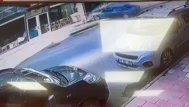 Elazığ'da kontrolden çıkan otomobil mağazaya girdi