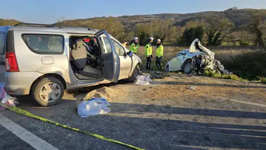 Balıkesir'de iki araç çarpıştı : 1 ölü, 2 yaralı