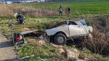 Konya'da otomobil şarampole devrildi : 1 kişi öldü, 1 kişi yaralandı