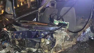 Afyonkarahisar’da feci kaza : Köprü bariyerlerine çarparak parçalanan otomobilin sürücüsü öldü