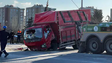 Esenler'de feci kaza : Otomobil kamyona çarptı, 6 kişi yaralandı