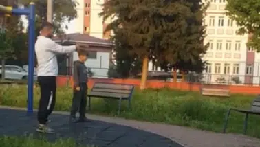 Adana'da parkta skandal görüntüler : Çocuğa oyuncak silahla atış talimi yaptırdı