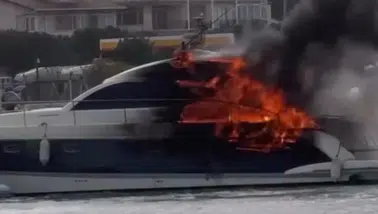 Çeşme'de sahilde demirli motoryatta yangın çıktı