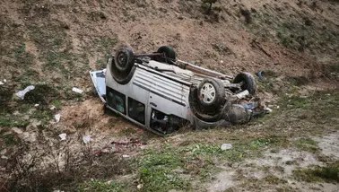Kırıkkale'de ticari araç takla atarak şarampole devrildi : Yaralılar var