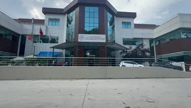 İzmir’de kamuda çalışan diş hekimi 'özel tedavi' vaadiyle haksız kazançtan tutuklandı