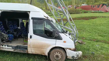Hakkari'de minibüs elektrik direğine çarptı : Çok sayıda yaralı var
