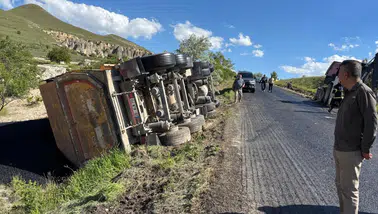Nevşehir Ürgüp'te kamyon şarampole devrildi, sürücü yaralandı