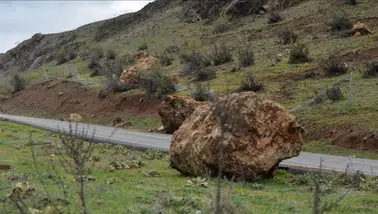 Uykusunda dehşeti yaşadı ! Giresun'da dağdan kopan kaya eve girdi