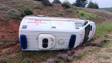 Ankara'da hasta taşıyan ambulans yan yattı : Nallıhan'da trafik kazası