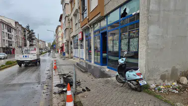 Eskişehir'de otomobil aydınlatma direğine çarptı : Devrilen direk market camını kırdı
