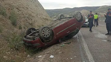 Sivas'ta kontrolden çıkan otomobil takla attı : 2'si ağır 3 yaralı