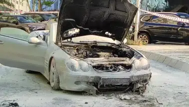 Şişli'de seyir halindeki otomobilde yangın çıktı : Araç hurdaya döndü