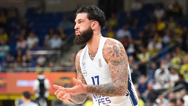 Anadolu Efes'te pivot Vincent Poirier, ameliyat oldu