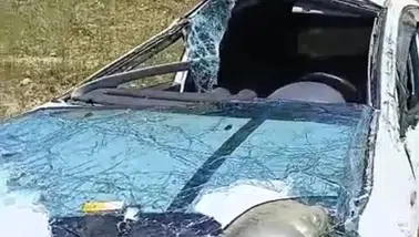 Diyarbakır'da otomobil şarampole devrildi, 3 kişi yaralandı