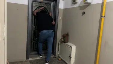 Samsun'da yangın çıkarıp kendisini eve kilitledi : Ekiplerin çabasına rağmen dışarı çıkmadı