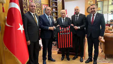 Devlet Bahçeli'ye Çorum FK forması hediye edildi