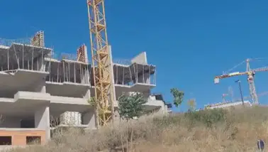 Pendik'te inşaatın 4'üncü katından düşen işçi ağır yaralandı