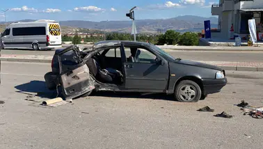 Elazığ’da otomobil direğe çarptı : 1’i ağır 3 yaralı