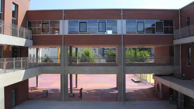 Eyüpsultan'da lisede korkunç olay : Ders esnasında 2. kattan aşağı atladı