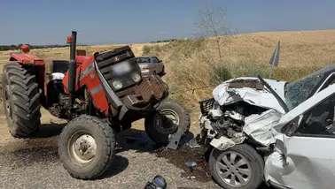 Edirne'de traktör ve otomobil çarpıştı, 2 kişi yaralandı