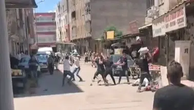 Şanlıurfa’da sokak ortasında kavga ! Taş ve sopalar havada uçuştu