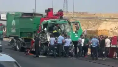 Gaziantep'te tıra çarpan çöp kamyonunun sürücüsü ağır yaralandı