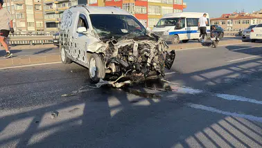 Kayseri'de kontrolden çıkan hafif ticari araç bariyerlere çarptı