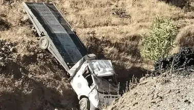 Siirt'te çekici şarampole devrildi : 2 kişi yaralandı